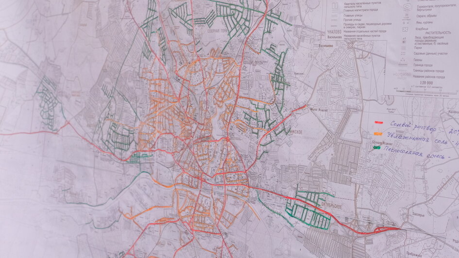 Красным цветом выделены улицы, где дороги будут обрабатывать солевым раствором, жёлтым — увлажнённой солью, зелёным — пескосоляной смесью
