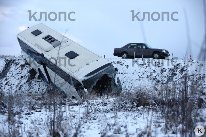 Под Черняховском пассажирский автобус столкнулся с фурой и опрокинулся в кювет (видео, фото) - Новости Калининграда | Александр Подгорчук / &quot;Клопс&quot;