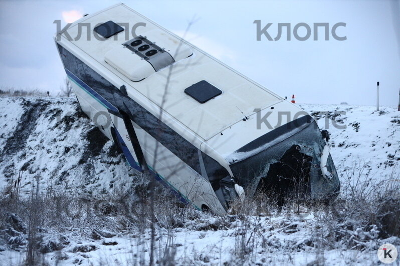 Под Черняховском пассажирский автобус столкнулся с фурой и опрокинулся в кювет (видео, фото) - Новости Калининграда | Александр Подгорчук / &quot;Клопс&quot;