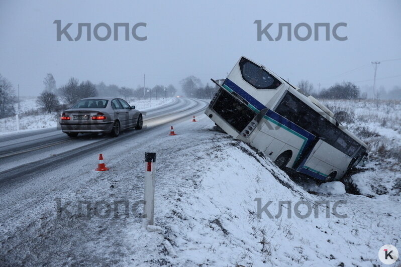 Под Черняховском пассажирский автобус столкнулся с фурой и опрокинулся в кювет (видео, фото) - Новости Калининграда | Александр Подгорчук / &quot;Клопс&quot;