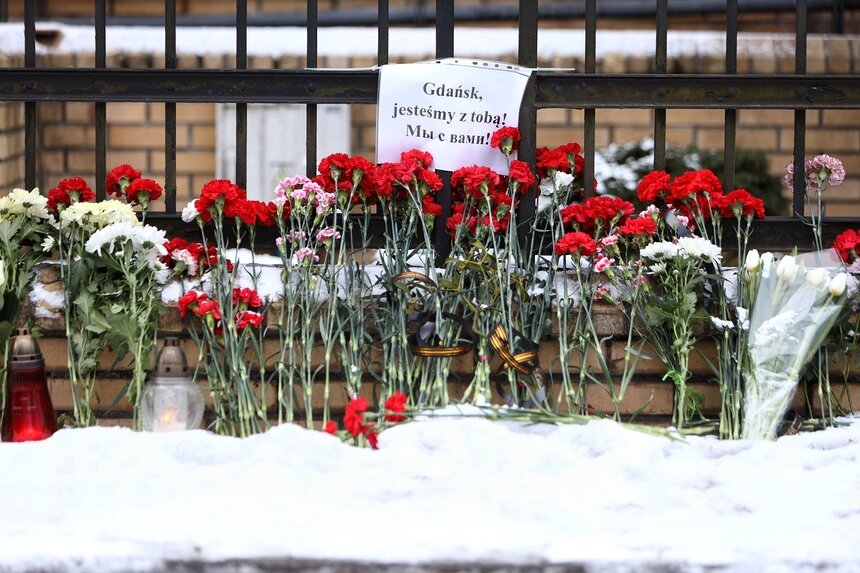 Калининградцы несут цветы к консульству Польши в связи со смертью мэра Гданьска - Новости Калининграда | Александр Подгорчук / &quot;Клопс&quot;