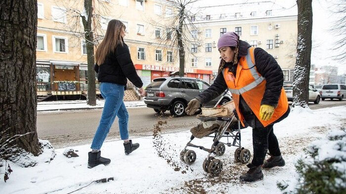 На фото: дворник Хамида | Фото: Александр Подгорчук / Клопс