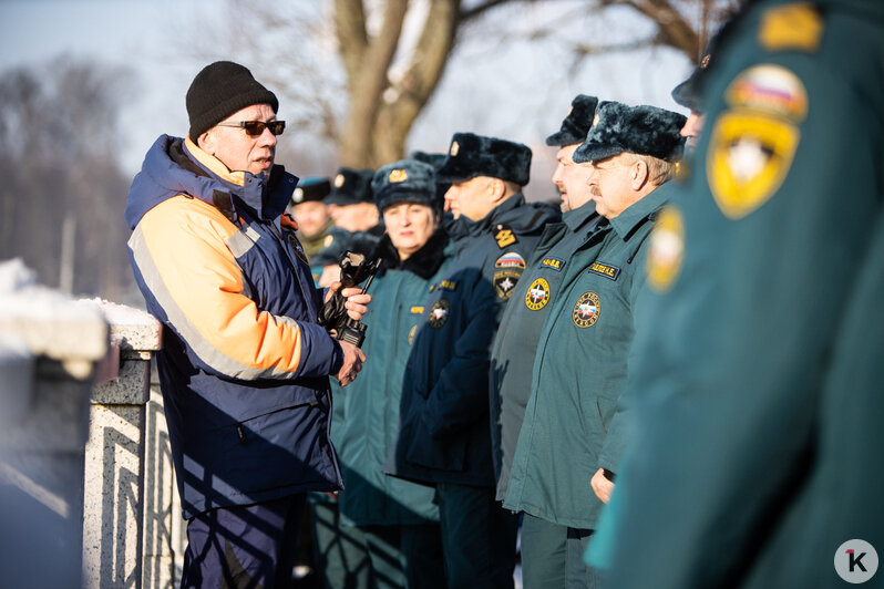 В Калининграде сотрудники МЧС показали как спасти провалившегося под лёд (фоторепортаж)  - Новости Калининграда | Фото: Александр Подгорчук / &quot;Клопс