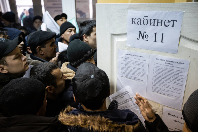 "Занимаем очереди с полуночи": как мигранты в Калининграде пытаются получить разрешение на работу (фоторепортаж) - Новости Калининграда | Фото: Александр Подгорчук / &quot;Клопс&quot;