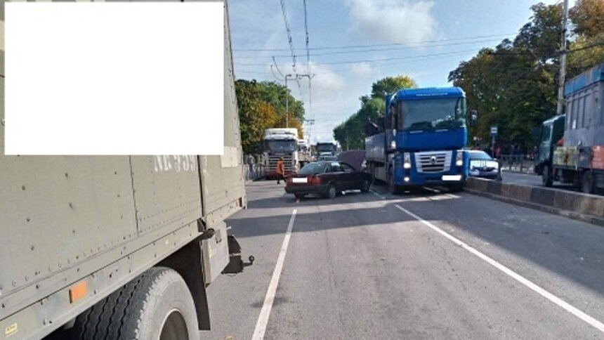 В полиции рассказали подробности аварии с грузовиком на Московском проспекте - Новости Калининграда | Фото: пресс-служба УМВД России по Калининградской области 