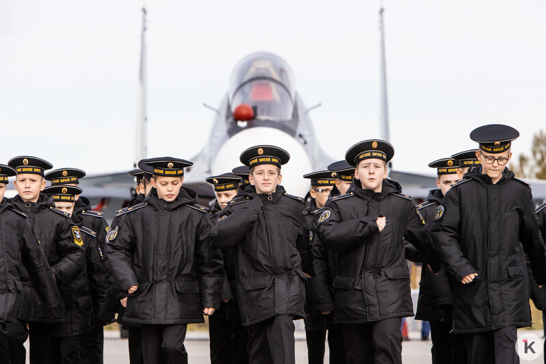 На аэродроме Чкаловска отмечают юбилей авиационного полка (фоторепортаж) - Новости Калининграда | Фото: Александр Подгорчук