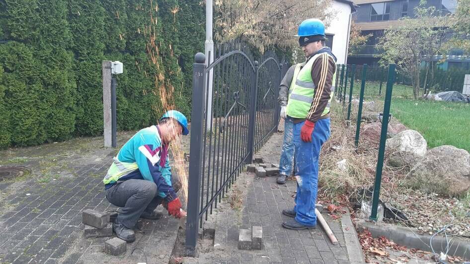 Жители трёх домов на Верхнем озере незаконно поставили забор на тротуаре - Новости Калининграда | Фото: пресс-служба городской администрации