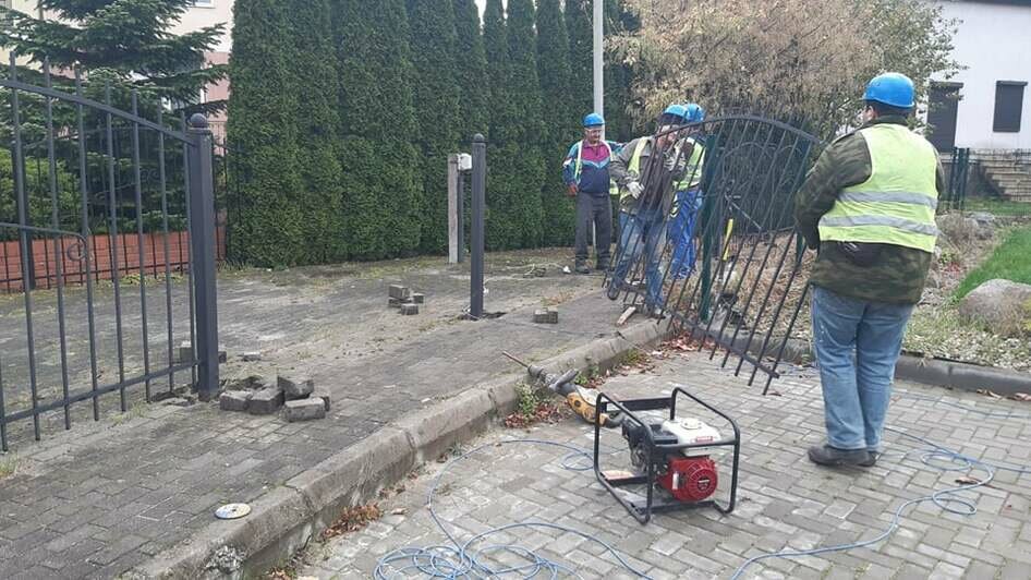 Жители трёх домов на Верхнем озере незаконно поставили забор на тротуаре - Новости Калининграда | Фото: пресс-служба городской администрации