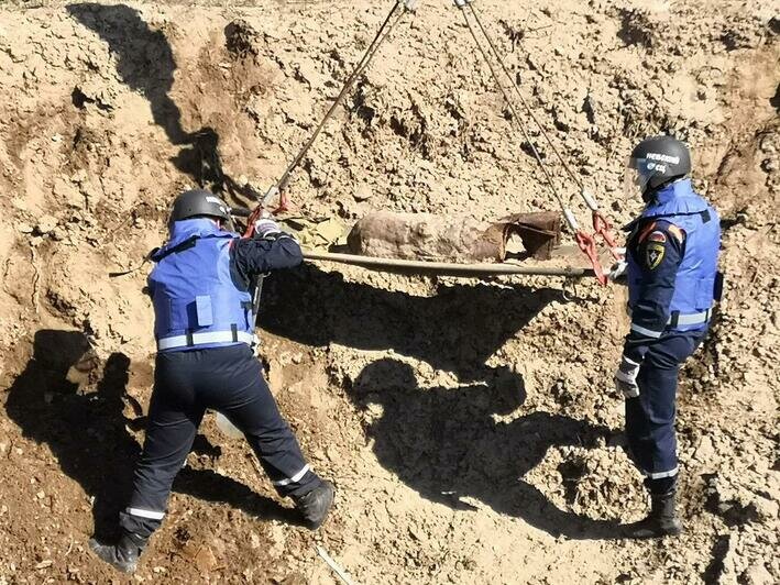 Авиабомба в болоте и фугас на торфяном поле: сапёры рассказали об опасных находках в Калининграде (фото) - Новости Калининграда | Фото: пресс-служба МЧС России