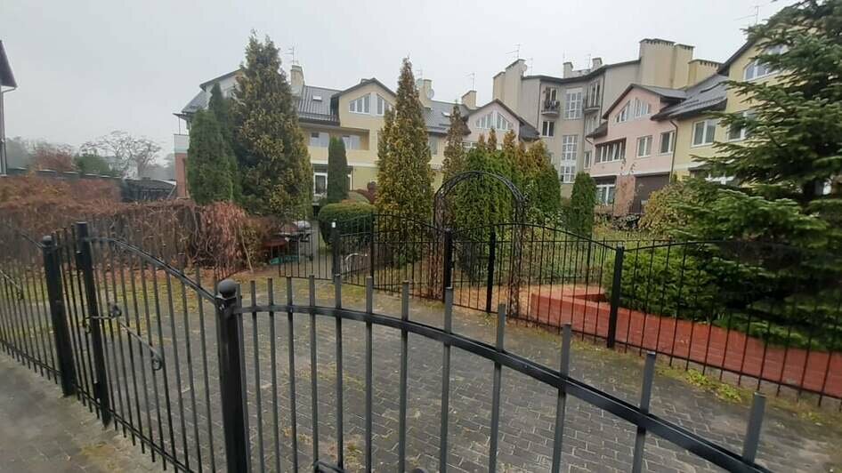 Жители трёх домов на Верхнем озере незаконно поставили забор на тротуаре - Новости Калининграда | Фото: пресс-служба городской администрации