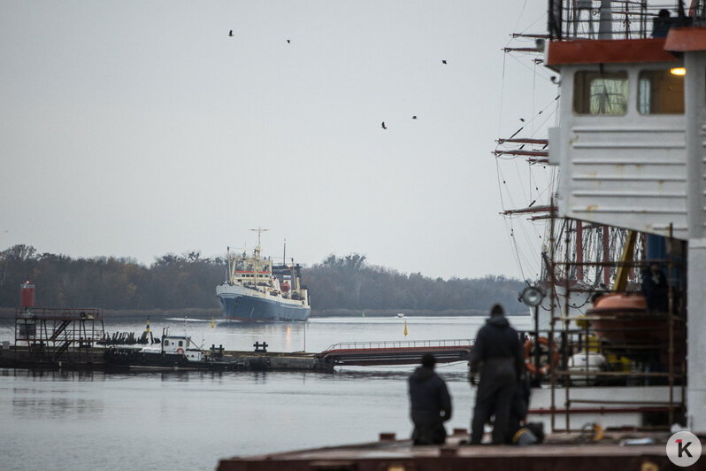 Нашли протечки и вернули в док: как "Витязь" спускали на воду после ремонта (фоторепортаж) - Новости Калининграда