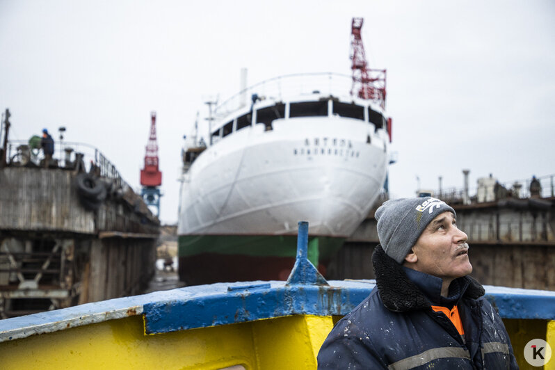 Нашли протечки и вернули в док: как "Витязь" спускали на воду после ремонта (фоторепортаж) - Новости Калининграда