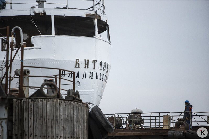 Нашли протечки и вернули в док: как "Витязь" спускали на воду после ремонта (фоторепортаж) - Новости Калининграда