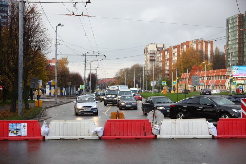 Часть дороги на Моспроспекте сузили из-за ремонта эстакадного моста - Новости Калининграда | Фото: Александр Подгорчук / &quot;Клопс&quot;