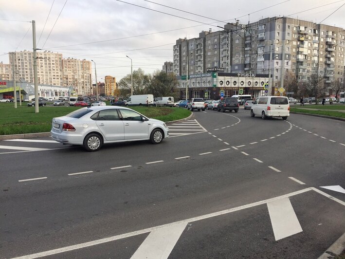 Минус одна полоса: на круговой развязке ул. Горького и Гайдара нанесли турборазметку - Новости Калининграда | Александр Подгорчук / &quot;Клопс&quot;