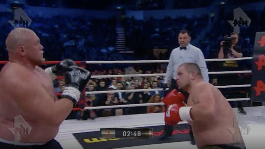Калининградец Алексей Гончаров проиграл чемпиону Европы по боевому самбо на турнире в Москве - Новости Калининграда | Изображение: кадр из трансляции поединка / РЕН ТВ