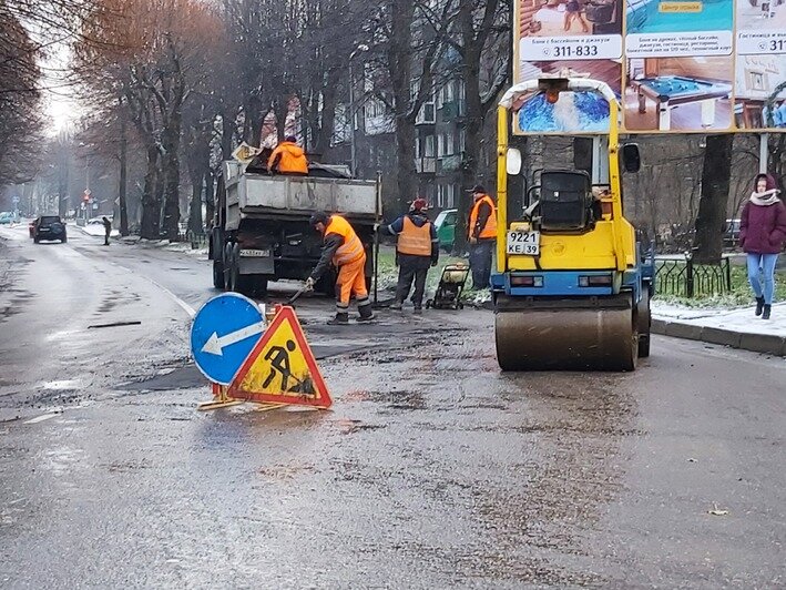 Асфальт на ул. Озерова укладывали в лужи 1 декабря | Фото: читатель &quot;Клопс&quot;