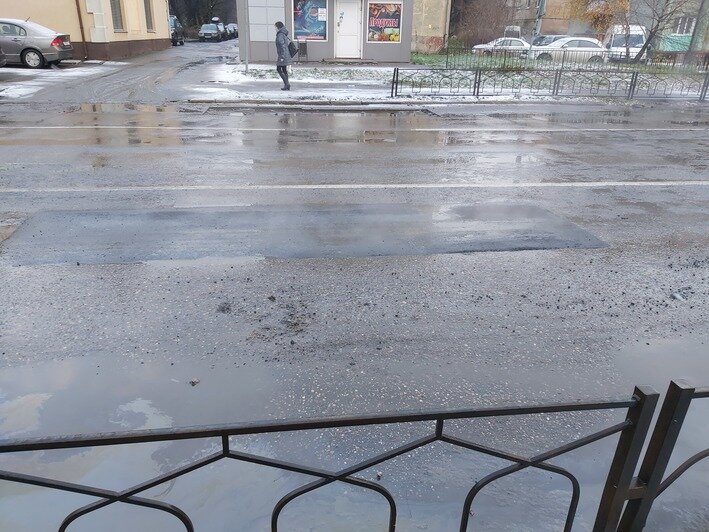 Так выглядит дорога с латкой из асфальта | Фото: читатель &quot;Клопс&quot;