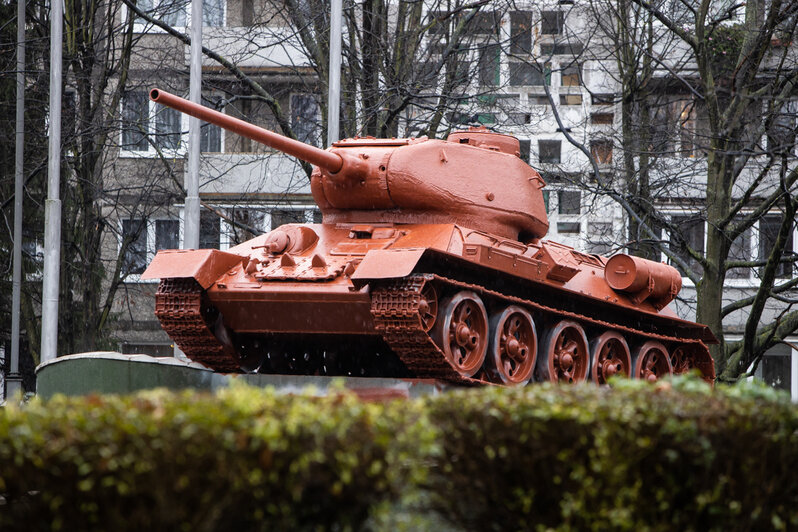 Танк на ул. Соммера покрыли красной грунтовкой (фото) - Новости Калининграда | Александр Подгорчук / &quot;Клопс&quot;