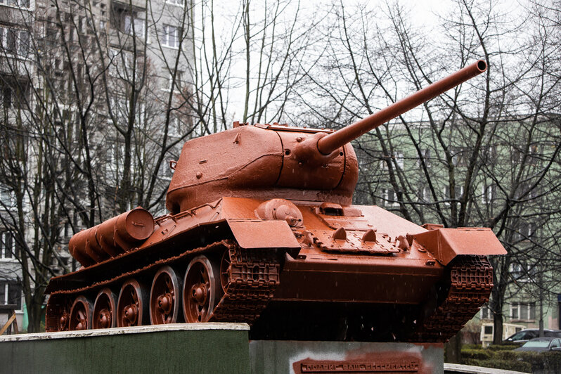 Танк на ул. Соммера покрыли красной грунтовкой (фото) - Новости Калининграда | Александр Подгорчук / &quot;Клопс&quot;