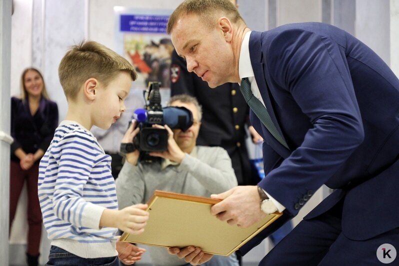  В Калининграде генерал полиции наградил семью, спасшую ребёнка после ДТП в Пионерском (фото) - Новости Калининграда | Фото: Александр Подгорчук / "Клопс"