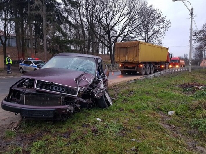 Под Черняховском пьяный водитель на Audi влетел в фуру, пострадал 15-летний подросток (фото) - Новости Калининграда | Фото: пресс-служба регионального УМВД