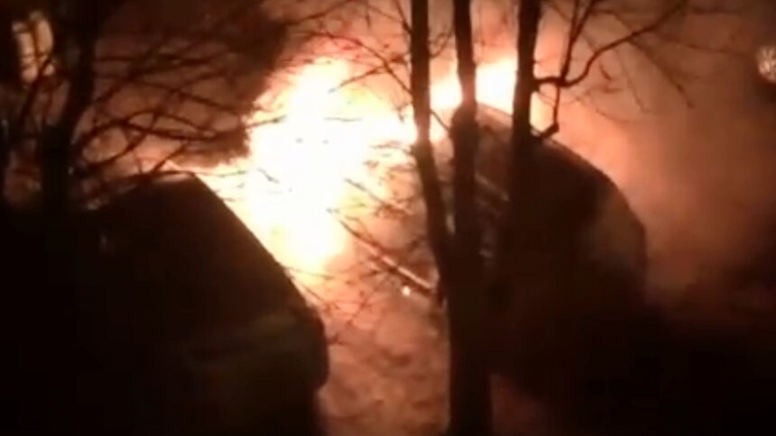 На ул. Пионерской в Калининграде ночью сгорела легковушка (видео) - Новости Калининграда | Кадр видеозаписи