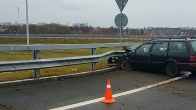 В Зеленоградском районе 77-летний водитель на Volkswagen протаранил отбойник (фото)  