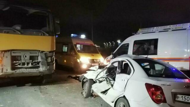 Под Калининградом в лобовом столкновении Chevrolet и грузовика Renault погибла водитель легковушки (фото, обновлено)  