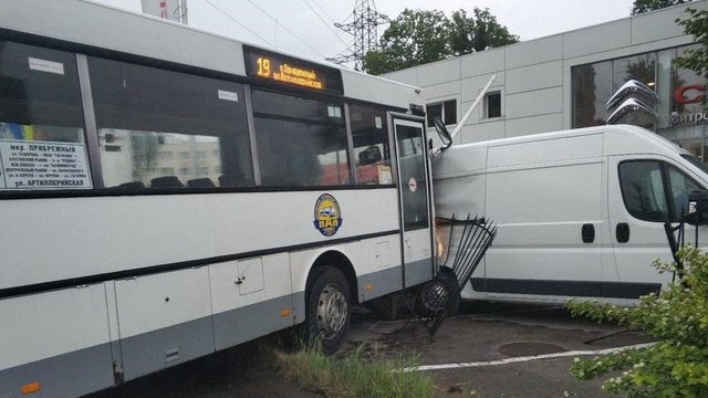 С водителя автобуса, протаранившего забор Citroen-центра  в Калининграде, взыскали более 400 тыс. рублей