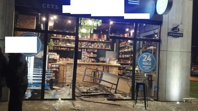 На ул. Левитана автомобиль въехал в рюмочную, водитель был пьян (фото, видео)