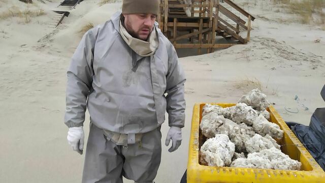 Сотрудники нацпарка собрали на Куршской косе около 60 килограммов парафина (фото)  