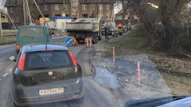 На Окружной заделывают трёхметровую яму, из-за которой водители ехали через сплошную   