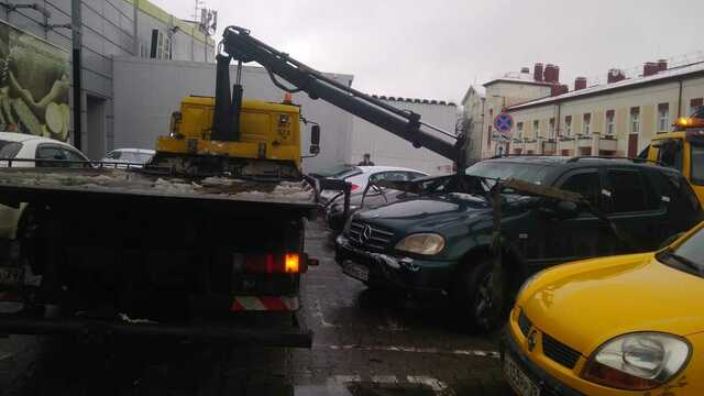 В Калининграде эвакуатор пытался освободить место для инвалида и уронил стрелу на Mercedes (фото)