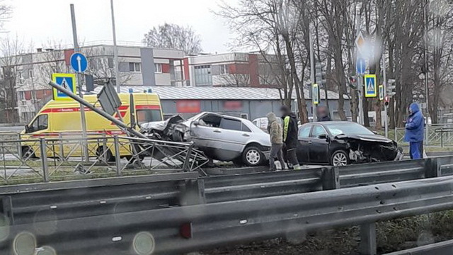 Под Восточной эстакадой легковушка вылетела на разделительную полосу и снесла указатель 