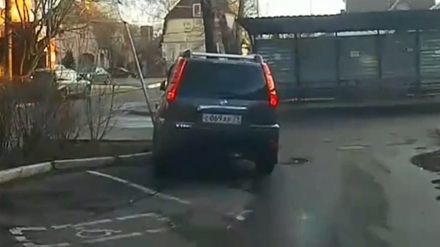 Калининградка на внедорожнике сбила знак парковки и уехала с места происшествия (видео)  