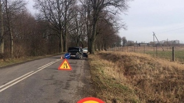 В Озёрском районе BMW врезался в дерево, пострадал 57-летний водитель  