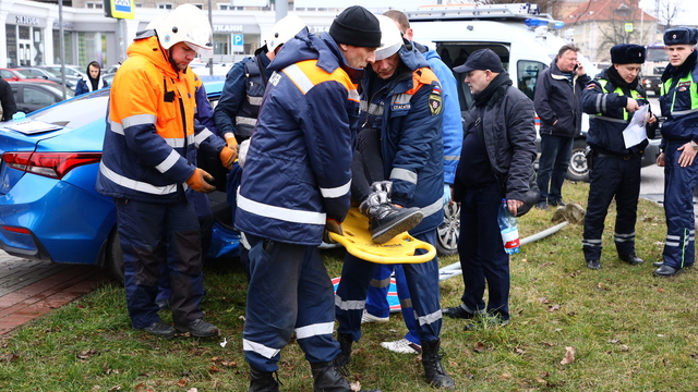 В аварии на Черняховского с вылетевшим на тротуар такси пострадали два человека