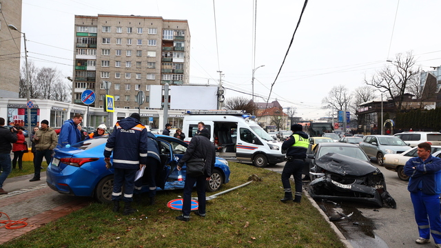 В центре Калининграда такси после столкновения с BMW вылетело на тротуар, пострадала пассажирка (фото, видео)