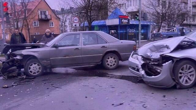 Две столкнувшиеся легковушки перекрыли выезд из Калининграда со стороны Невского (фото)