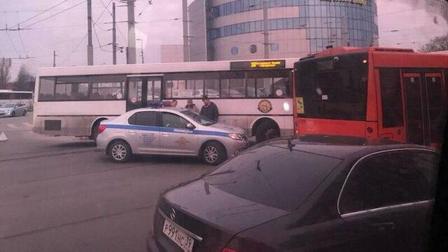 Киевская встала в пробках из-за ДТП с двумя автобусами возле Южного вокзала  