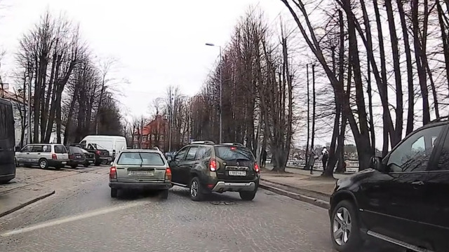 На ул. Пролетарской из-за столкновения двух машин образовалась пробка (видео ДТП)