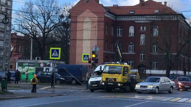 УМВД: перевернувшаяся на Фрунзе скорая перевозила мать с девятилетней девочкой (фото)