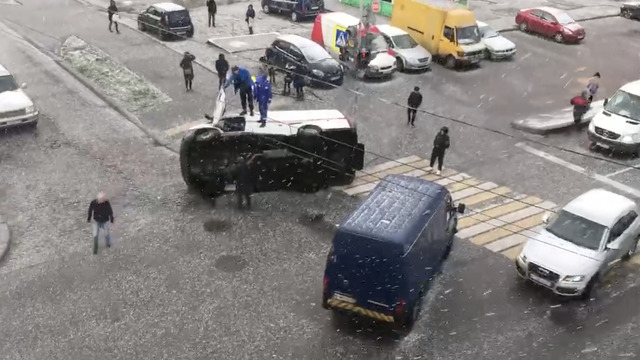 На перекрёстке улиц Фрунзе и Грига перевернулась скорая с пациентом (фото, видео)