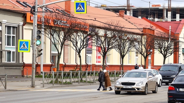 На ул. Черняховского со светофора убрали кнопку, нетерпеливые пешеходы идут на красный