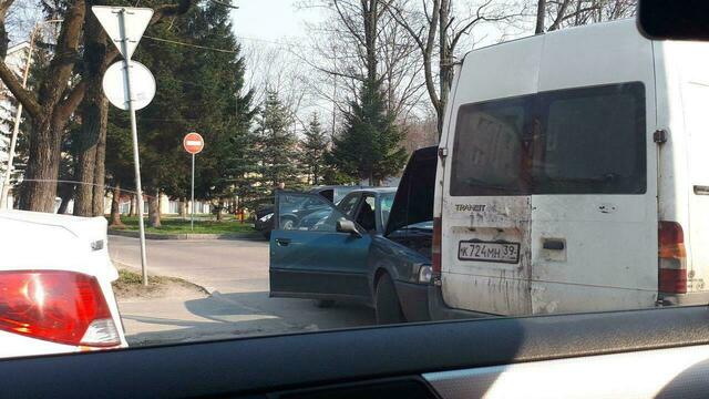 На ул. Невского из-за тройного ДТП собралась пробка (фото)