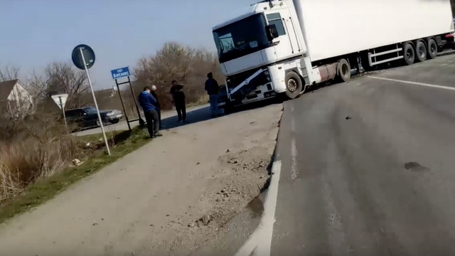 На Окружной легковушку зажало между двух грузовиков (видео)
