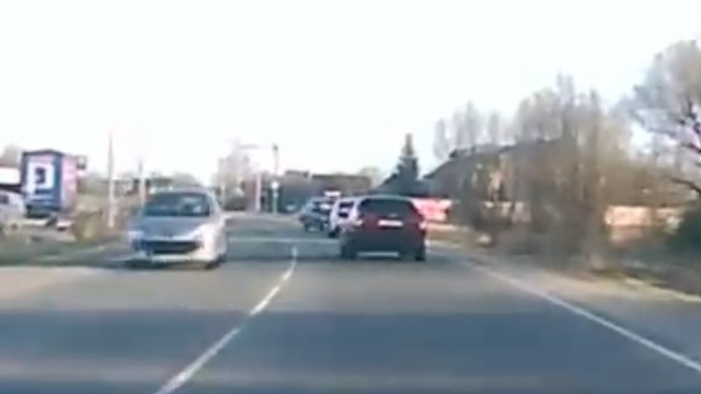 В Гурьевском районе Škoda выехала на встречку и столкнула в кювет Audi (видео)