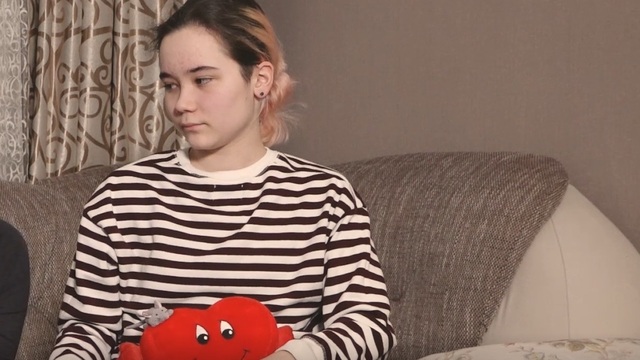 Камила учится ходить: нужна помощь 15-летней девочке, на которую в школе упал шкаф (видео)