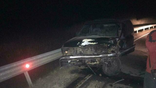 Под Гурьевском легковушка врезалась в отбойник, уходя от лобового столкновения (фото)